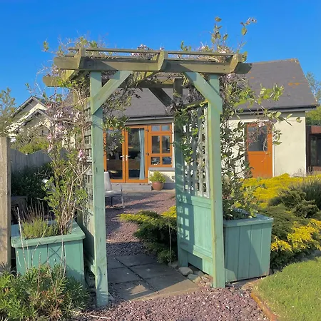 Apartment The Conifers With Private Garden